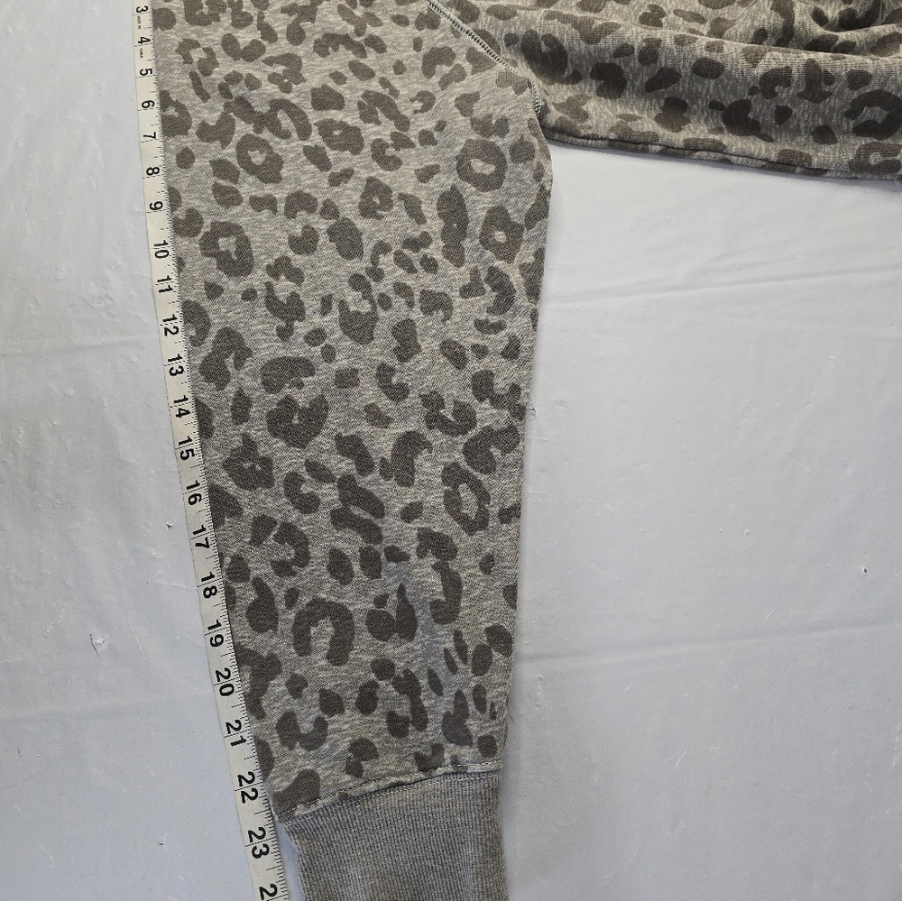 Old Navy Sweatshirt Gray Fleece Snow Leopard Long Sleeve Fleece Pullover XL - Picture 12 of 13